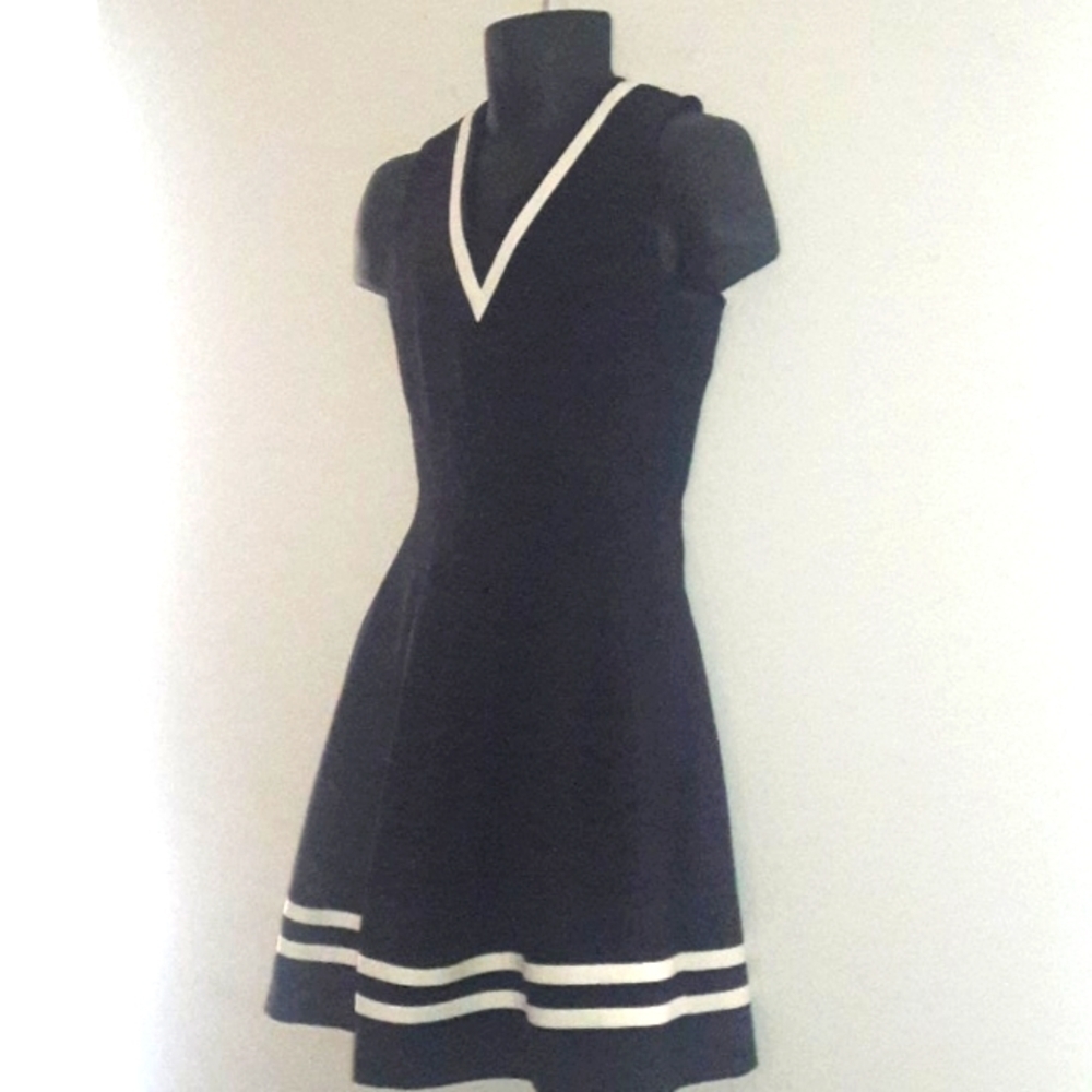 H&M Classic Black & White V-Neck Dress, 8 - Picture 4 of 8